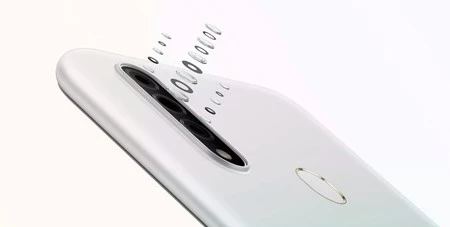 OPPO A8の背面に3つのカメラ