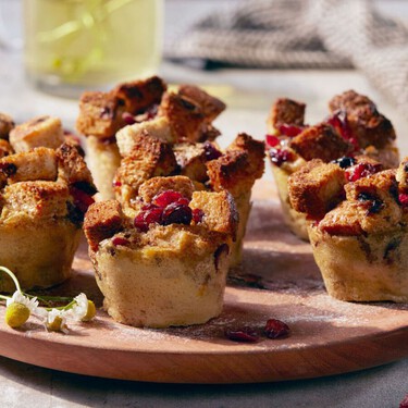 Cómo hacer un budín de arándano con pan de caja y canela: receta fácil, en menos de 15 minutos y perfecta para el regreso a clases 