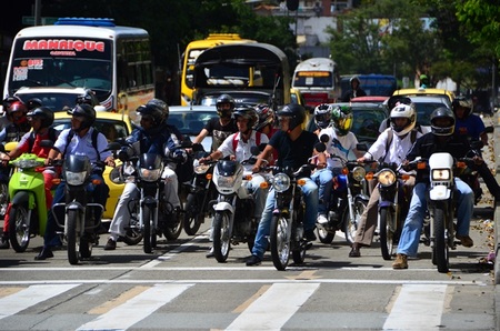 En Colombia prohíben temporalmente circular con pasajeros masculinos para evitar robos