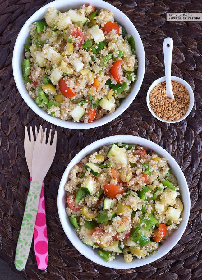 Ensalada de quinoa con calabacín, aceitunas, jalapeños y linaza