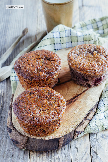 Muffins de frutas rojas y plátano. Receta fácil