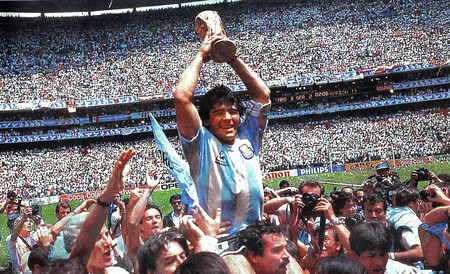 FIFA 22 retira temporalmente a Diego Maradona de sus modos de juego por una disputa legal sobre su imagen