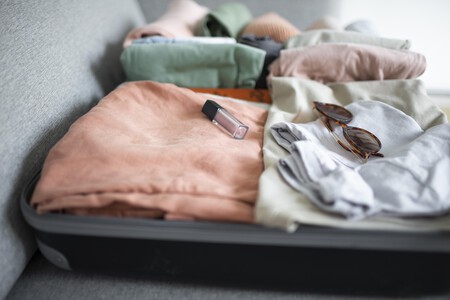 Composicion De Ropa Y Accesorios En Una Maleta