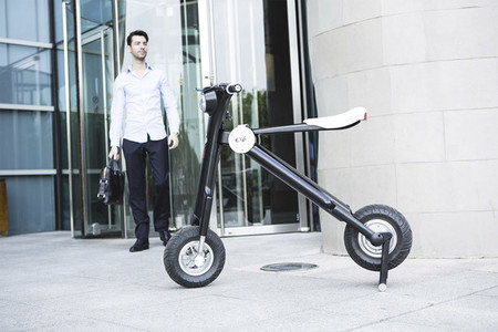 El scooter E.T. no te llevará a la Luna, pero al ser eléctrico y plegable es ideal para la gran ciudad