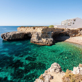 Es la isla habitada más pequeña de España, pero quiere independizarse: sus 50 habitantes están ahogados con el turismo 