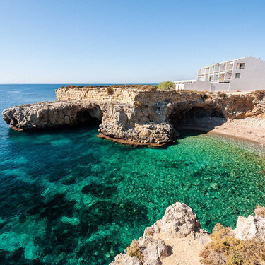 Es la isla habitada más pequeña de España, pero quiere independizarse: sus 50 habitantes están ahogados con el turismo 