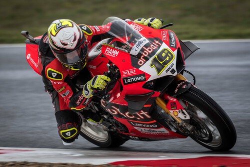 Álvaro Bautista da una estocada al mundial tras las caídas de Toprak Razgatlioglu y Jonathan Rea en Magny-Cours