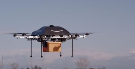 "Hola, soy un drone de Amazon y aquí está su pedido"