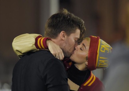 Miley Cyrus y Patrick Schwarzenegger ya no se quieren tanto y Bradley Cooper ronea con Irina Shayk