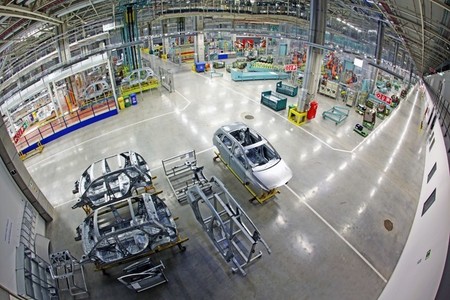 Mercedes-Benz paraliza su fábrica en Hungría por amenaza de bomba