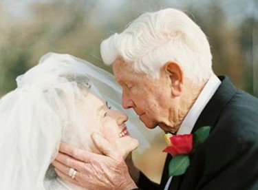 Puede que estas sean las fotos de boda más bonitas que hemos visto... Porque celebrar 65 años de matrimonio bien lo vale  