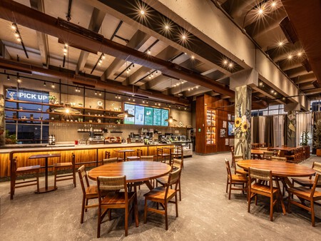 Starbucks México , en colaboración con Alsea , anunció la apertura de Casa de las Sirenas, su primera cafetería insignia en Guadalajara, un espacio que busca convertirse en un punto de encuentro para la comunidad mientras impulsa oportunidades de desarrollo y capacitación para mujeres en Jalisco.  Ubicada en la colonia Mezquitán, sobre Avenida Manuel Ávila Camacho, la nueva cafetería está inspirada en la emblemática Sirena de Starbucks y retoma el concepto de “Tercer Lugar”, pensado como un espacio donde las personas puedan convivir, relajarse y conectar más allá del hogar y el trabajo. Además de funcionar como cafetería, Casa de las Sirenas integrará actividades comunitarias, talleres y programas enfocados en fortalecer la autonomía económica femenina.  El proyecto operará bajo dos ejes principales: Sirena Autónoma, enfocado en capacitación y desarrollo de habilidades relacionadas con empleabilidad y emprendimiento; y Comunidad Sirena, que dará vida al espacio mediante charlas, talleres y encuentros comunitarios.  Como parte de esta iniciativa, Starbucks México lanzó el programa “La Autonomía También es Dulce” en colaboración con Fundación Marisa , organización tapatía dedicada al impulso de mujeres emprendedoras. El programa será financiado mediante una combinación de recursos provenientes de compras realizadas en Casa de las Sirenas, apoyo de La Fundación Starbucks y Fundación Alsea.  La iniciativa busca beneficiar a más de mil mujeres en Jalisco mediante dos rutas de formación:  Formación para el Autoempleo, dirigida a emprendedoras en etapas iniciales con capacitación en negocios, barismo y panadería. Raíces de Igualdad, enfocada en mujeres propietarias de pequeñas empresas, con herramientas de liderazgo, crecimiento personal y fortalecimiento empresarial.  Además del enfoque social, la nueva cafetería destaca por su diseño contemporáneo y colaborativo. El espacio fue desarrollado a partir de la reutilización de un antiguo edificio bancario y cuenta con murales, iluminación y elementos decorativos creados por artistas y diseñadoras locales.  Entre las colaboraciones destaca la obra de la artista tapatía Alejandra Poiré, quien creó murales inspirados en entrevistas con mujeres de la comunidad. También participaron el estudio LOFA, encargado de los azulejos artesanales, y Filamento, empresa local que desarrolló la iluminación personalizada del espacio.  Casa de las Sirenas también integró un mural comunitario realizado junto con Fundación Marisa y estudiantes de la Escuela Primaria Urbana 987 María C. Reyes, como parte de un proceso colaborativo enfocado en reflejar identidad, pertenencia y el papel de las mujeres dentro de la comunidad.  La cafetería suma 14 nuevos partners a Starbucks México y será liderada por Paola, colaboradora de la marca desde hace nueve años. El espacio operará todos los días de 7:00 a.m. a 10:00 p.m. en Guadalajara.