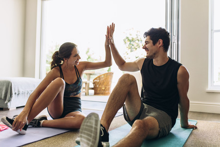 Un entrenamiento de fuerza y cardio que puedes hacer en casa en 15 minutos