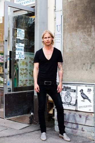 Total black look en un look de calle