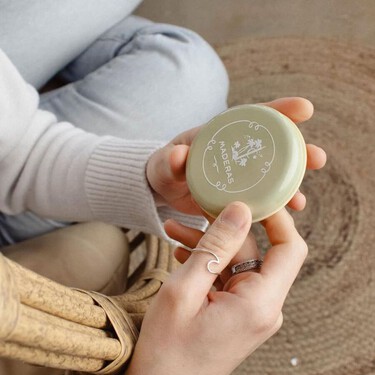 Los polvos de maquillaje Maderas de Oriente que mi abuela tenía en su neceser siguen triunfando hoy (y yo también los uso)