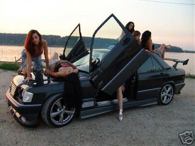 Subastan un Mercedes 190 tuneado con muy buena compañía
