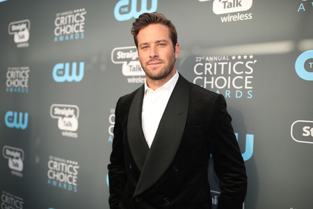Armie Hammer se queda a medias de un look fantástico para los Critic's Choice Awards