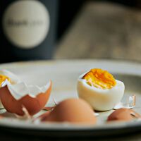 Los chefs coinciden: "para evitar que los huevos duros se rompan al pelarlos, no utilice sal ni vinagre, es mejor cocinarlos al vapor"