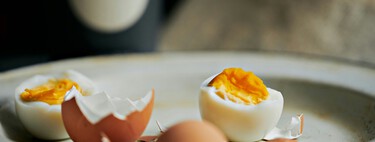 Los chefs coinciden: "para evitar que los huevos duros se rompan al pelarlos, no utilice sal ni vinagre, es mejor cocinarlos al vapor"