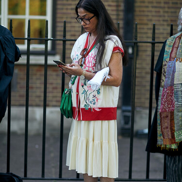 Parecen unas Adidas Samba pero son las nueva Japan: en azul vibrante a prueba de looks sosos 