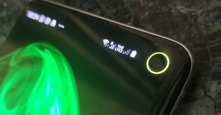 Probamos Energy Ring: así es la app que utiliza el agujero de los Galaxy S10 como indicador de batería