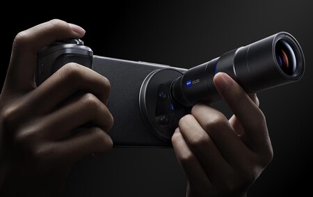 El Vivo X200 Ultra con el teleobjetivo extra en la funda cámara