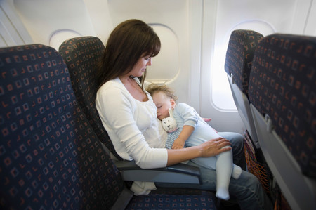 La carta viral de una madre, para el pasajero que estaba molesto porque ella viajaba con una niña