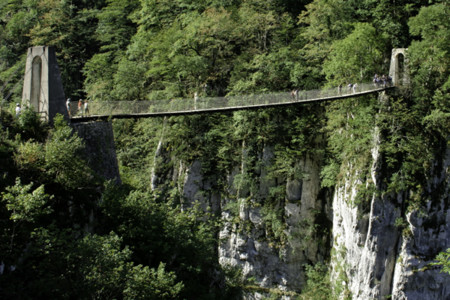 Las profundas gargantas de Kakuetta y el puente colgante de Holzarté, en los Pirineos Franceses