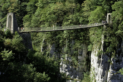 Las profundas gargantas de Kakuetta y el puente colgante de Holzarté, en los Pirineos Franceses