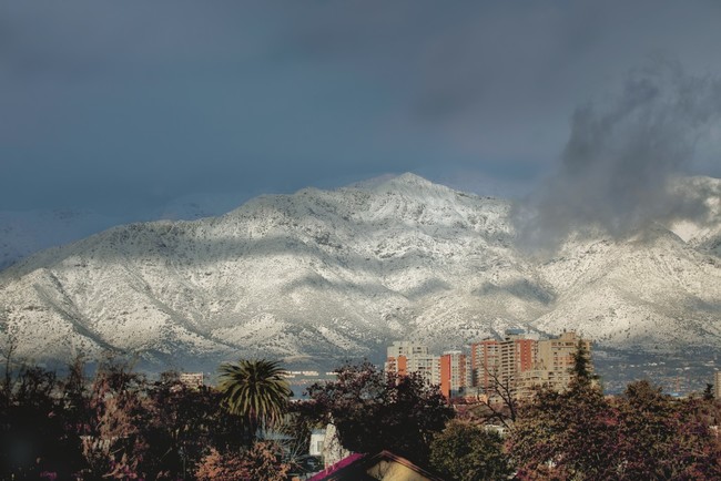 Santiago de Chile está rodeado de montañas.