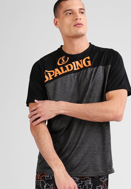 Tras un 60% de descuento tenemos la camiseta Spalding Heart 'n Soul por 11,95 euros en Zalando