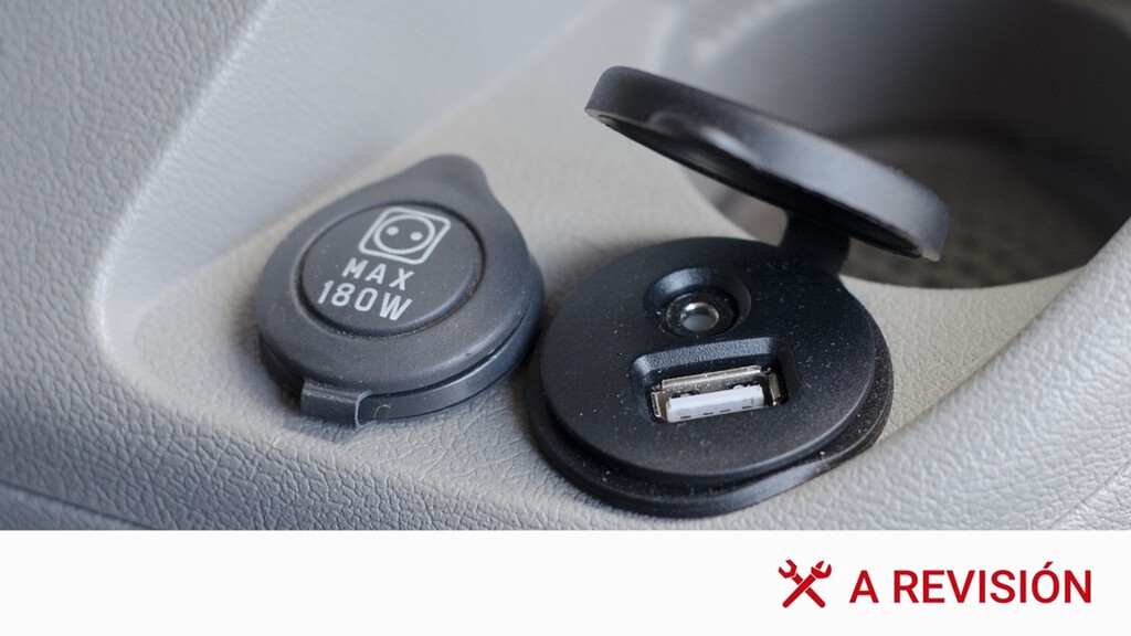 Esta es la respuesta de por qué no vale cualquier toma USB del coche para cargar el móvil 