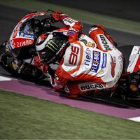 Airbags, sensores y luces LED. Los monos de MotoGP cada vez tienen tecnologías más locas, y ya están llegando a la calle 