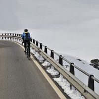 Un 30% de los conductores cree que los ciclistas no deben circular por la carretera, según un estudio