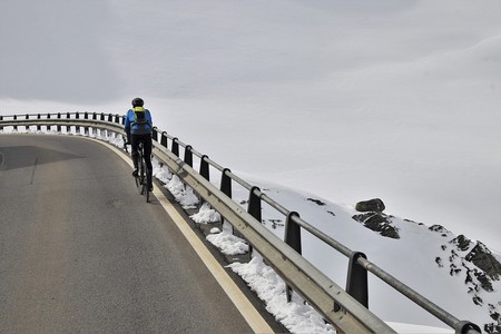 Un 30% de los conductores cree que los ciclistas no deben circular por la carretera, según un estudio