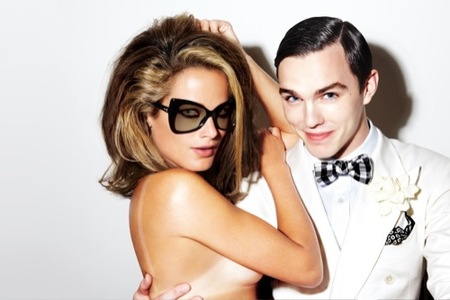Tom Ford sigue desnudando a sus modelos para su línea de gafas