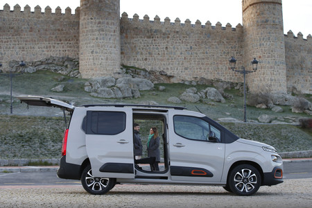 Citroën Berlingo 2020 puertas y portón abierto