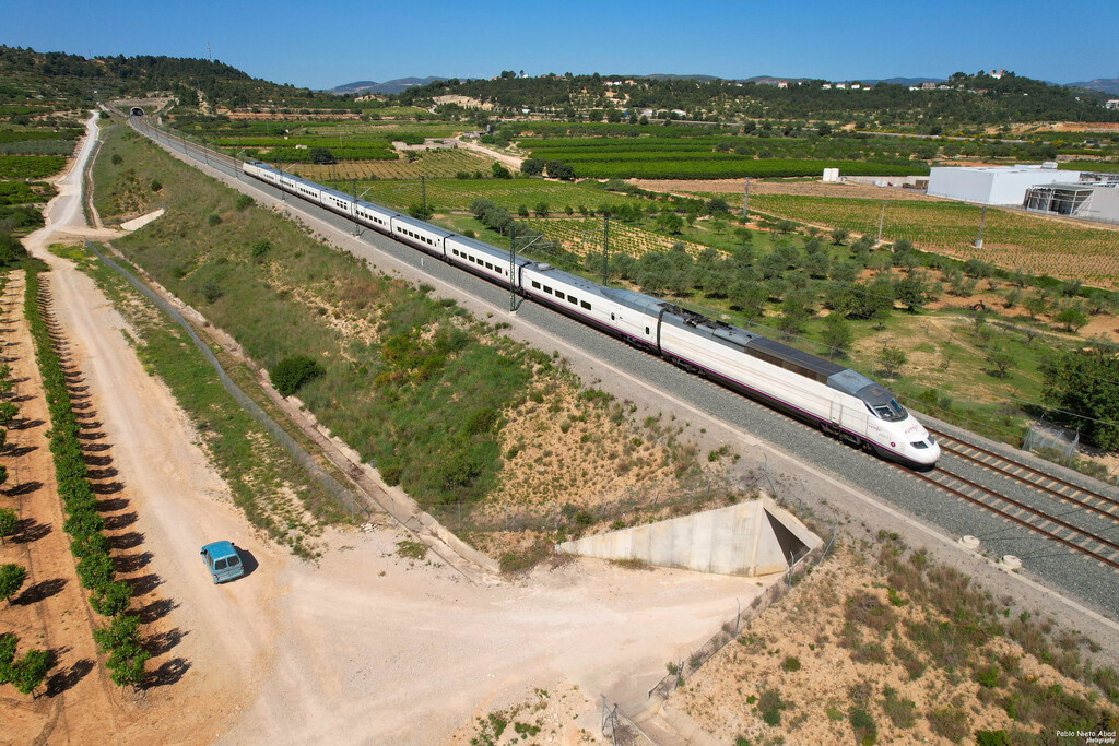 "Llevamos 13 horas atrapados en mitad de un llano": a Renfe le ha estallado el problema del AVE en pleno inicio del verano