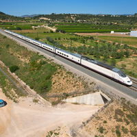 "Llevamos 13 horas atrapados en mitad de un llano": a Renfe le ha estallado el problema del AVE en pleno inicio del verano