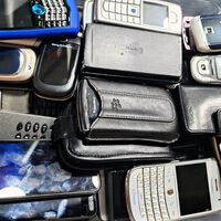 Tengo una colección con más de 100 móviles antiguos. En 2025 he querido volver a un feature phone y casi ninguno me ha servido