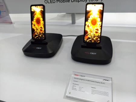 Pantall OLED de 15.000 nits de brillo pico mostrada por TCL CSOT en el MWC 2026