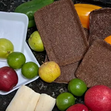 Adeus ao isopor: adolescente brasileiro de 14 anos cria a solução perfeita e biodegradável usando apenas casca de mandioca e galhos