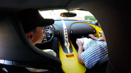 Se saca el carné de conducir con 17 años... ¡con un Bugatti Chiron!