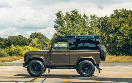 A este increíble y renovado Land Rover Defender V8 de Heritage Customs cumplir los 36 le ha sentado de maravilla