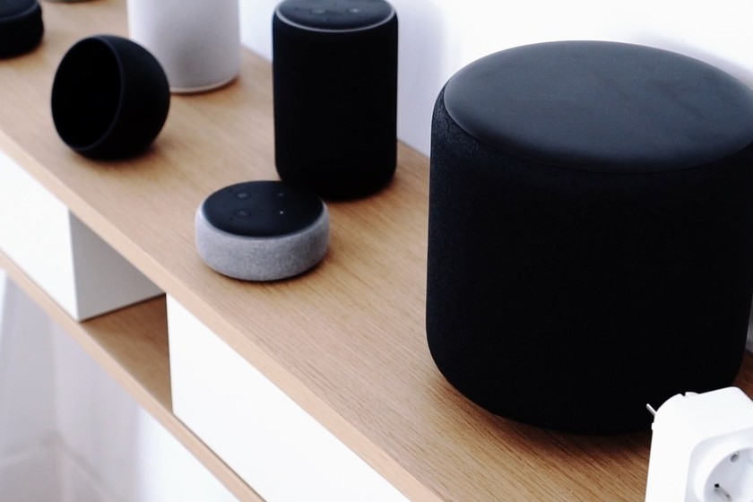 Oferta flash en Amazon Echo, Echo Dot y Echo Show 5 rozando sus