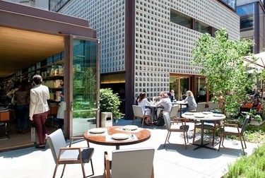 Disfruta de tu comida en una terraza. Bosco de Lobos entiende de eso 