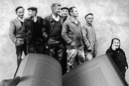 La fotografía de Cristina García Rodero que ha inspirado cientos de historias en Twitter: el poder de sugestión de la fotografía