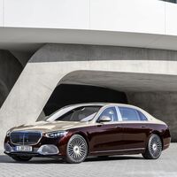El Mercedes-Maybach Clase S es un canto al lujo que proyecta imágenes sobre el asfalto y tiene hasta calefacción para el cuello