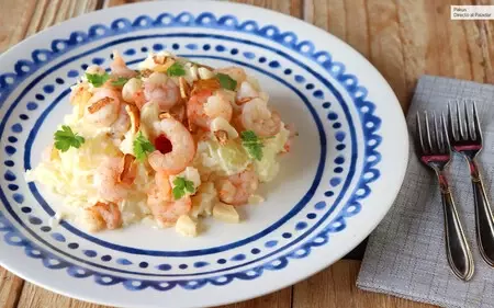 Cómo hacer patatas arrieras, el clásico aperitivo andaluz que combina las patatas alioli con las gambas al ajillo