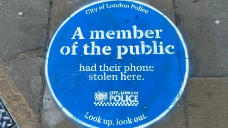 La policía de City of London ha puesto señales en el suelo para avisar de que en ese lugar se ha robado un smartphone